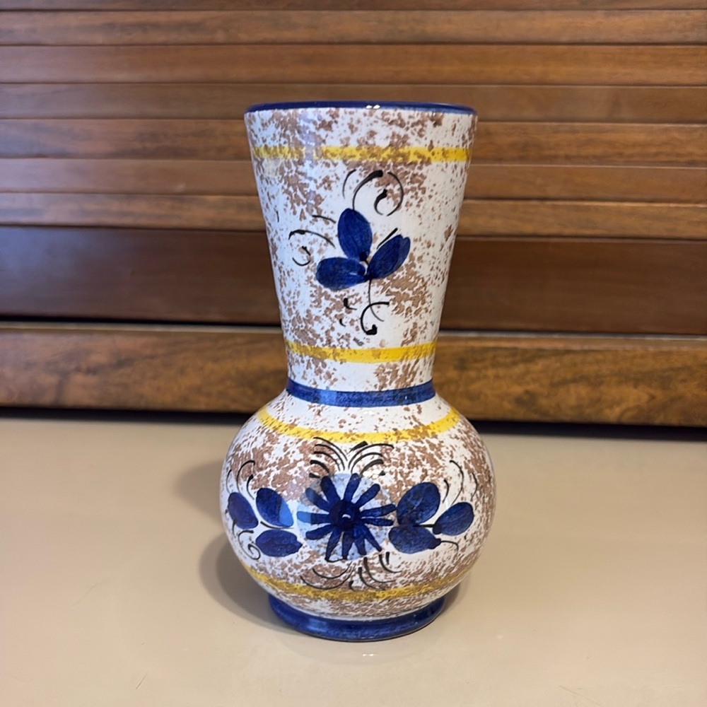 Deruta Italy hand painted pottery vase